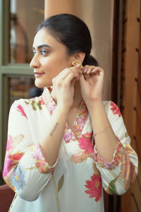 Off White Kurta with Lace Detailing