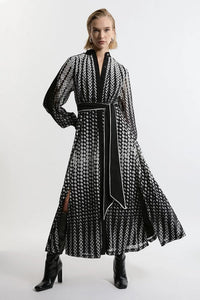 Black and White Zigzag Pattern Maxi Dress - Navvi.in