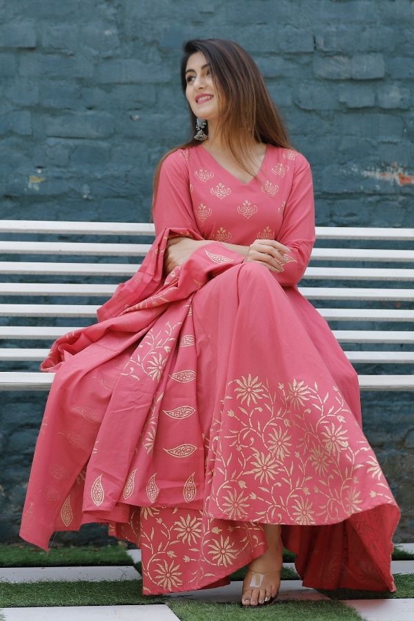 Anarkalisuitset pinkanarkali suitset Pinksuitset handblockprintsuitset suitsetsforwomen ethnicsuitset ethnicfashion suitwithdupatta onlinefashion newarrival weddingfashion bridetobe festivecollection ethnicapparel womenapparel navvi navvi.in pinksuitsets 