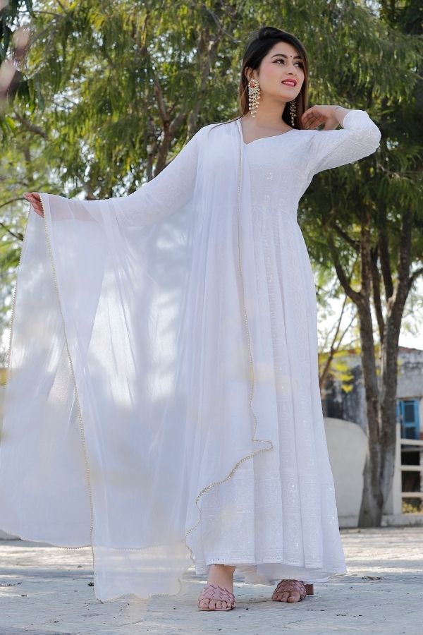 Siya Fashion Karishma Kapoor Off White Embroidered Anarkali Suit | Anarkali  dress pattern, Indian party wear, Clothes